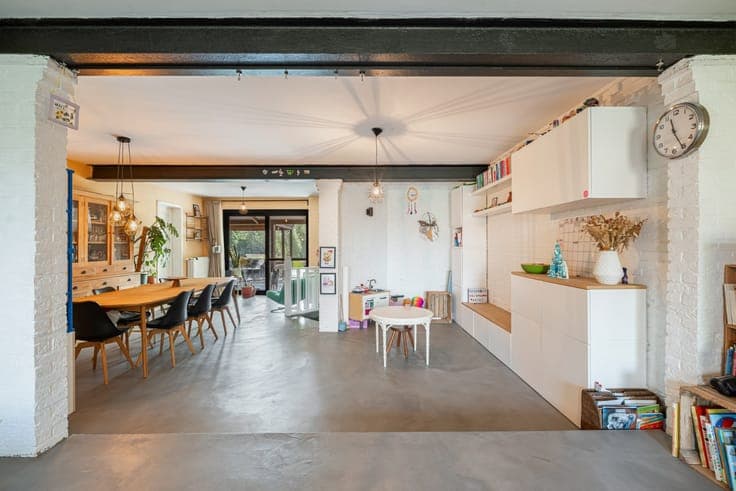 Very spacious, ready-to-move-in family home with a pleasant