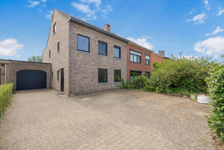 Very spacious, ready-to-move-in family home with a pleasant