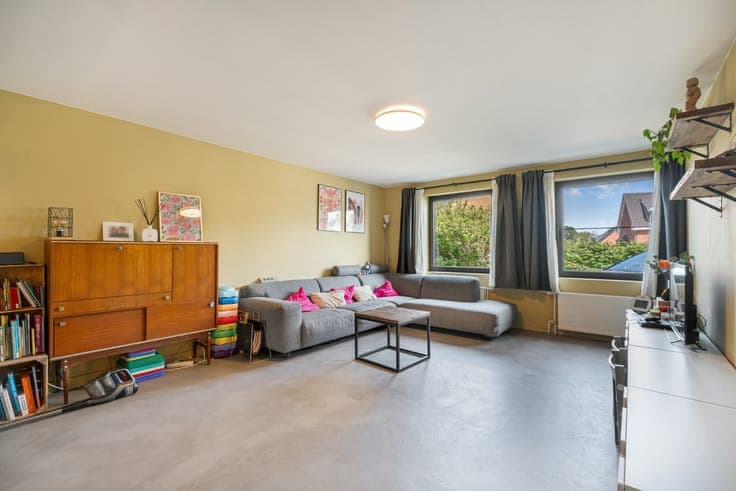 Very spacious, ready-to-move-in family home with a pleasant