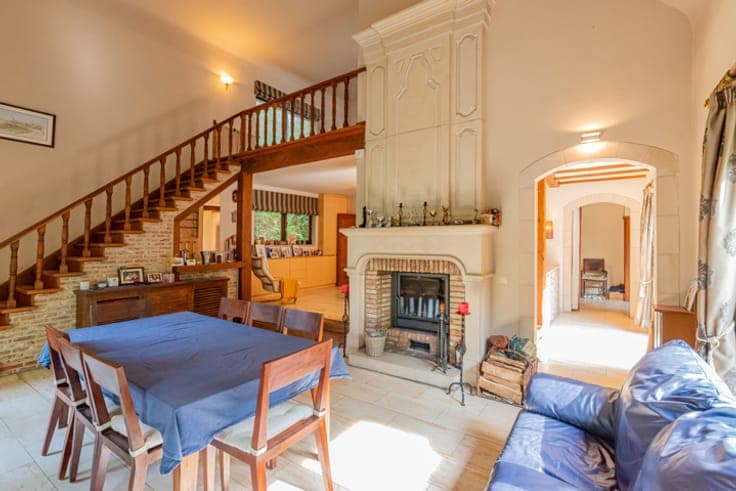 Villa with 6 bedrooms on a plot of 12a 45ca.