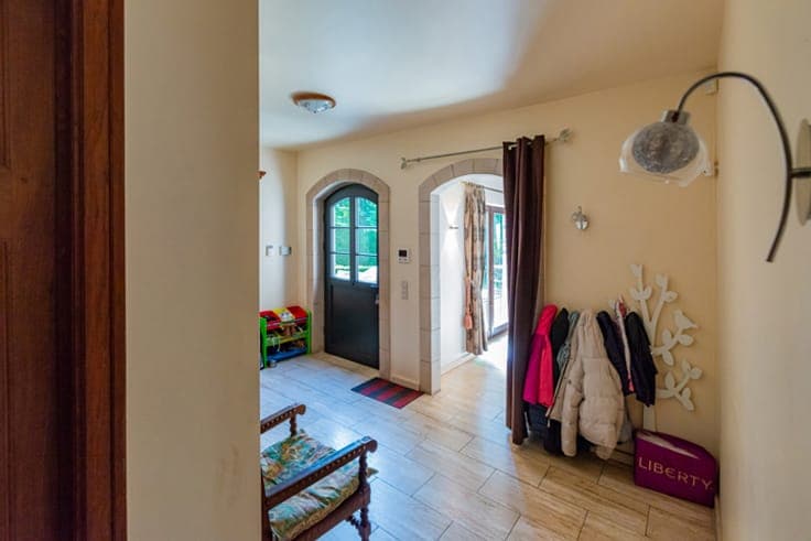 Villa with 6 bedrooms on a plot of 12a 45ca.