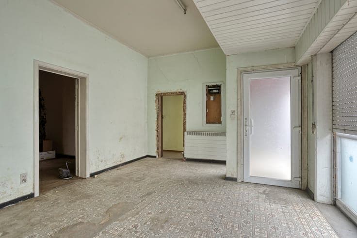 Building with commercial units and apartment in Denderleeuw
