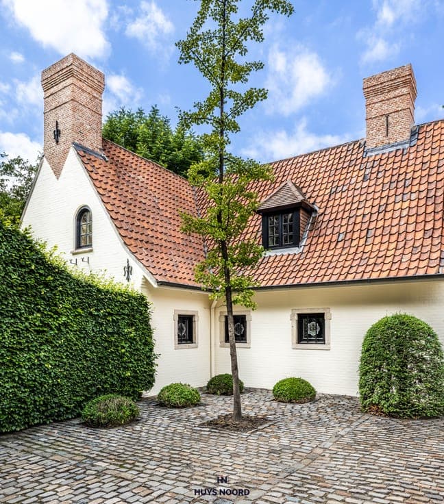 Exclusive Country-Style Villa in a Prestigious Residentia...