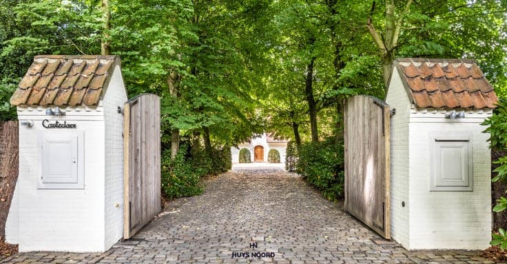 Exclusive Country-Style Villa in a Prestigious Residentia...