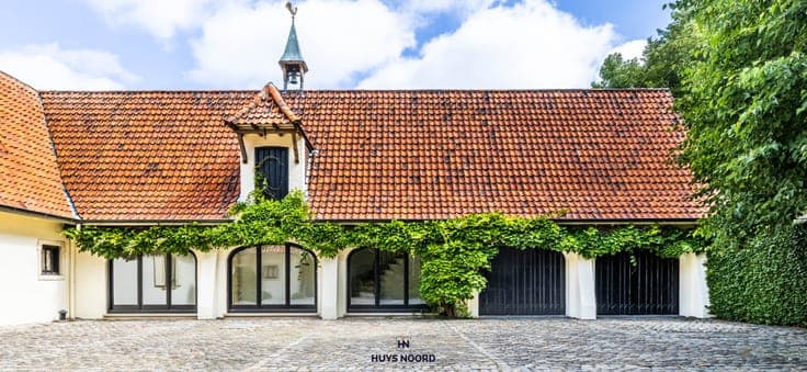 Exclusive Country-Style Villa in a Prestigious Residentia...