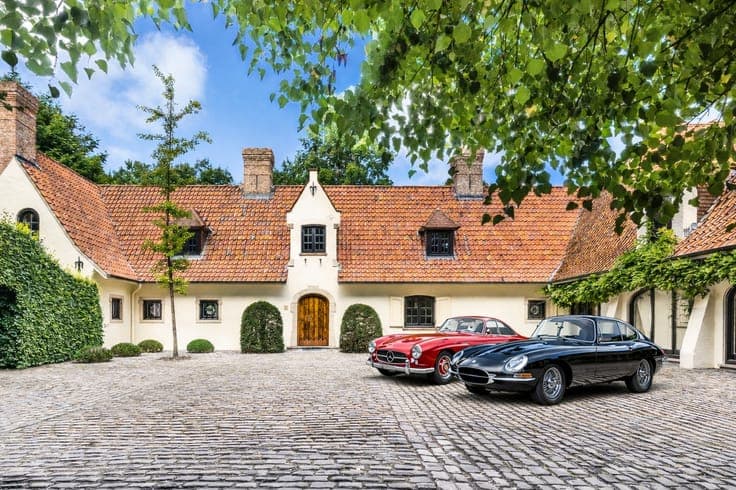 Exclusive Country-Style Villa in a Prestigious Residentia...
