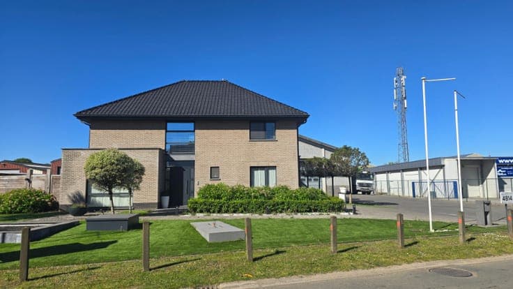 Magazijn met villa te koop