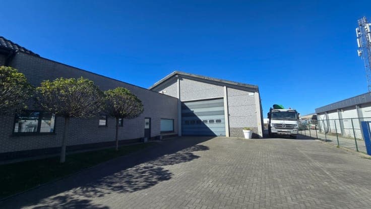Magazijn met villa te koop