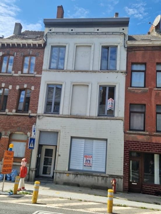 3-bedroom house with a multi-purpose ground floor and a cour