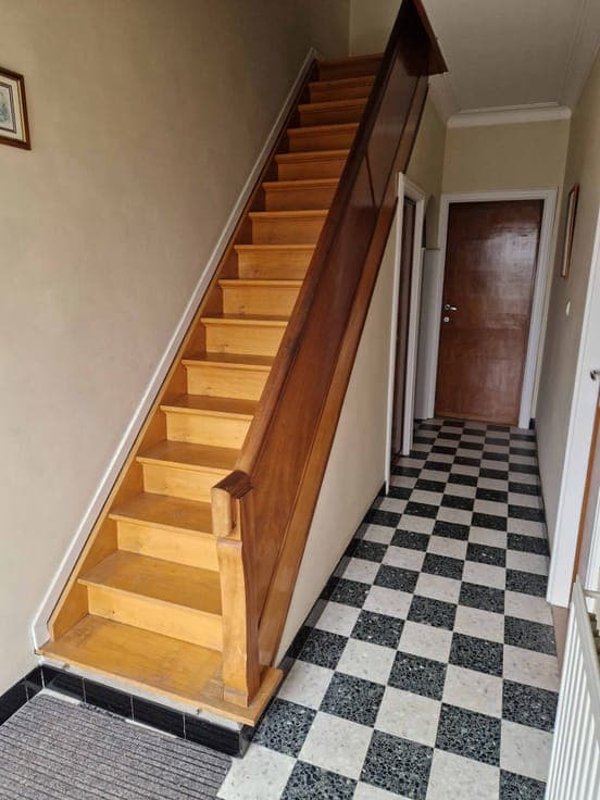 SEMI-DETACHED HOUSE WITH GREAT POTENTIAL AND AMPLE PARKING