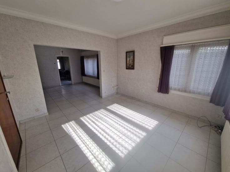 SEMI-DETACHED HOUSE WITH GREAT POTENTIAL AND AMPLE PARKING