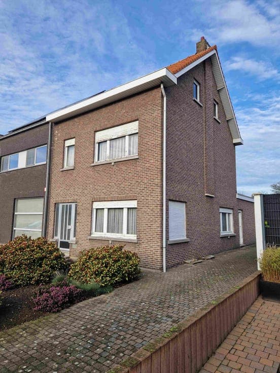 SEMI-DETACHED HOUSE WITH GREAT POTENTIAL AND AMPLE PARKING