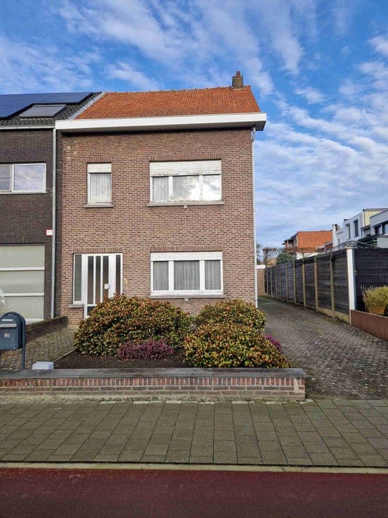 SEMI-DETACHED HOUSE WITH GREAT POTENTIAL AND AMPLE PARKING