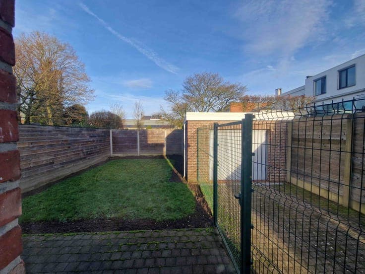 SEMI-DETACHED HOUSE WITH GREAT POTENTIAL AND AMPLE PARKING