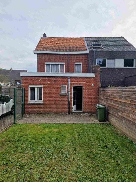 SEMI-DETACHED HOUSE WITH GREAT POTENTIAL AND AMPLE PARKING