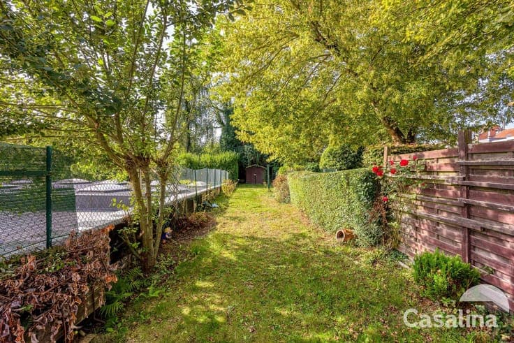 Bel-etage house with garage and garden to refresh