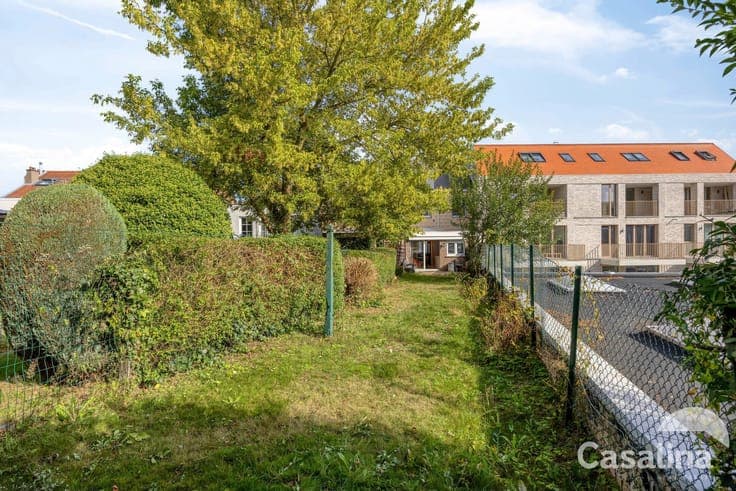 Bel-etage house with garage and garden to refresh