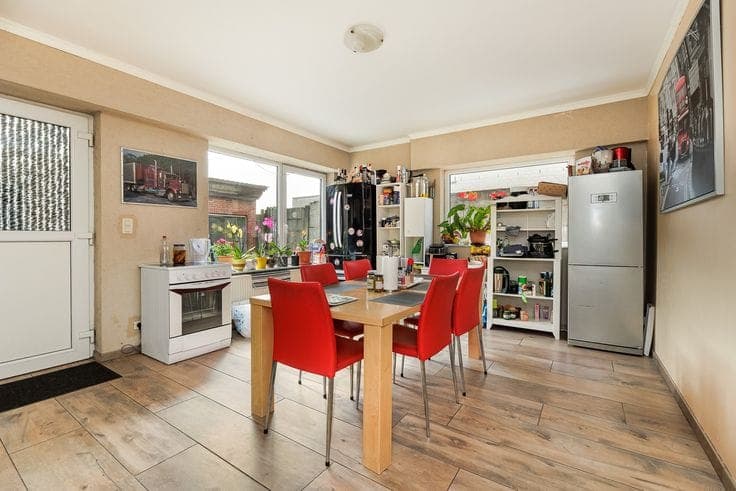 Spacious detached house with a multi-purpose outbuilding an…