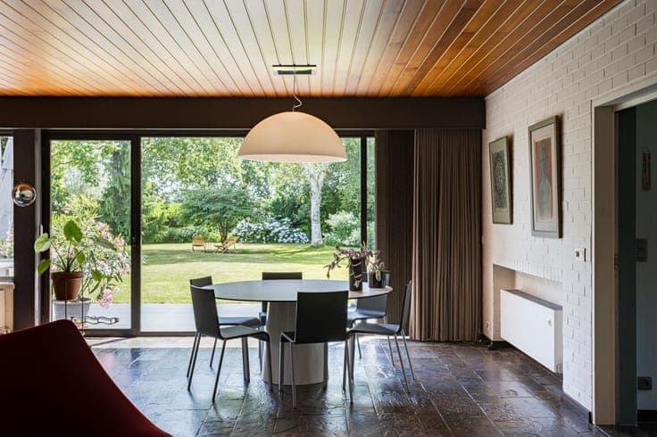 Prachtig gelegen modernistische woning met grote tuin in Sin