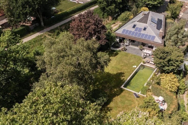 Prachtig gelegen modernistische woning met grote tuin in Sin