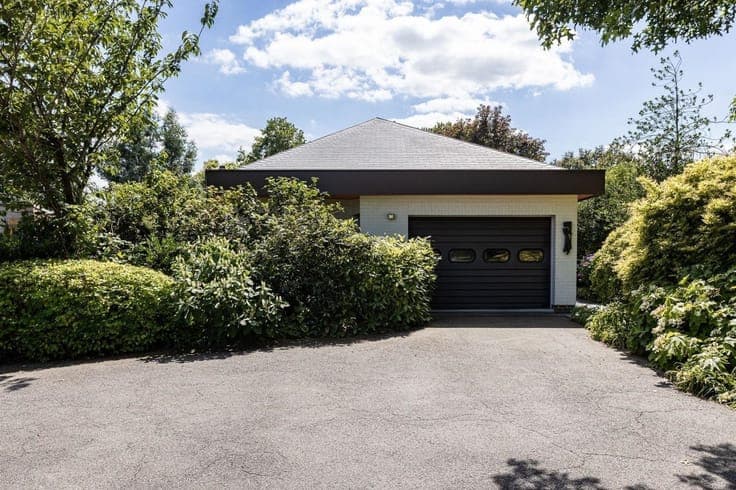 Prachtig gelegen modernistische woning met grote tuin in Sin