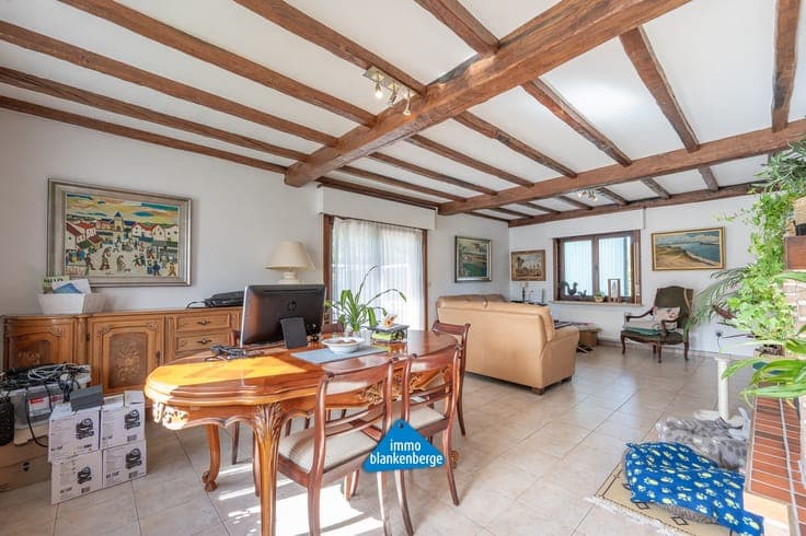 Gezellige Villa met Twee Slaapkamers en Grote Tuin