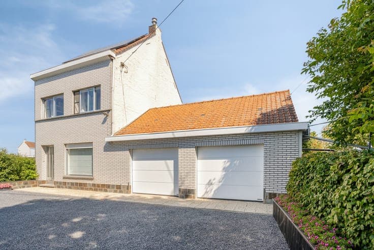 Living in the countryside: rural family home for sale in Rol