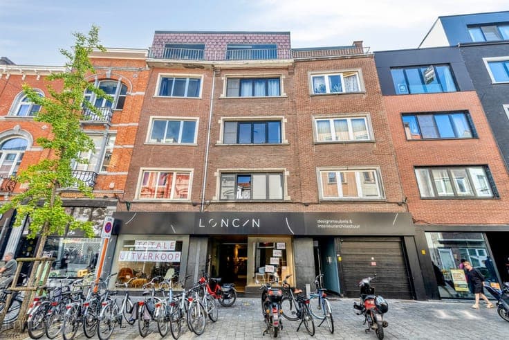 Opbrengsteigendom met 9 appartementen en handelsruimte op...