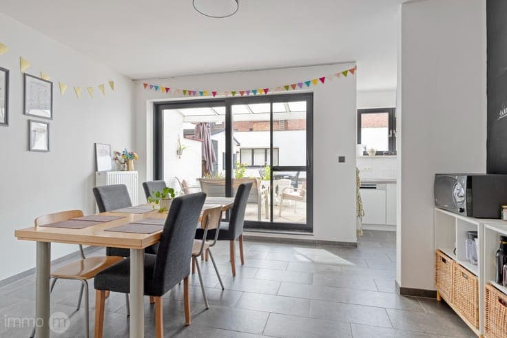 Opbrengsteigendom met 9 appartementen en handelsruimte op...