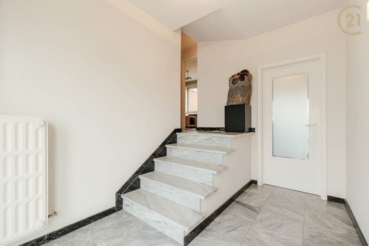 Immeuble idéalement situé sur la chaussée principale de Boug