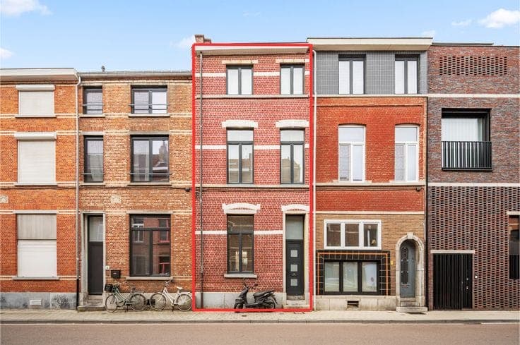 Characterful town house with a surprisingly deep, wooded ga…