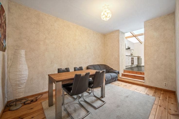 Characterful town house with a surprisingly deep, wooded ga…