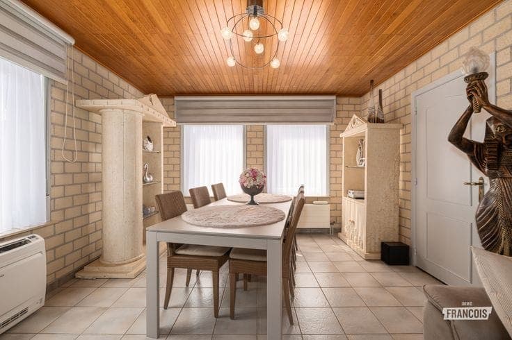 Well-maintained family home with 3 bedrooms in Wichelen