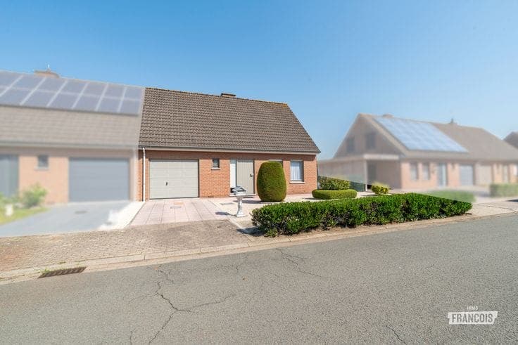 Well-maintained family home with 3 bedrooms in Wichelen