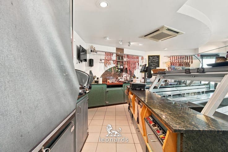 Commercial property with residence in central Deerlijk