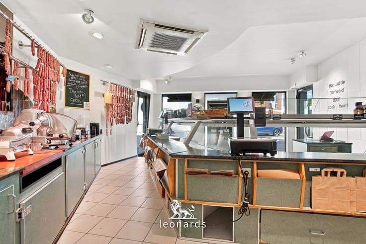 Commercial property with residence in central Deerlijk
