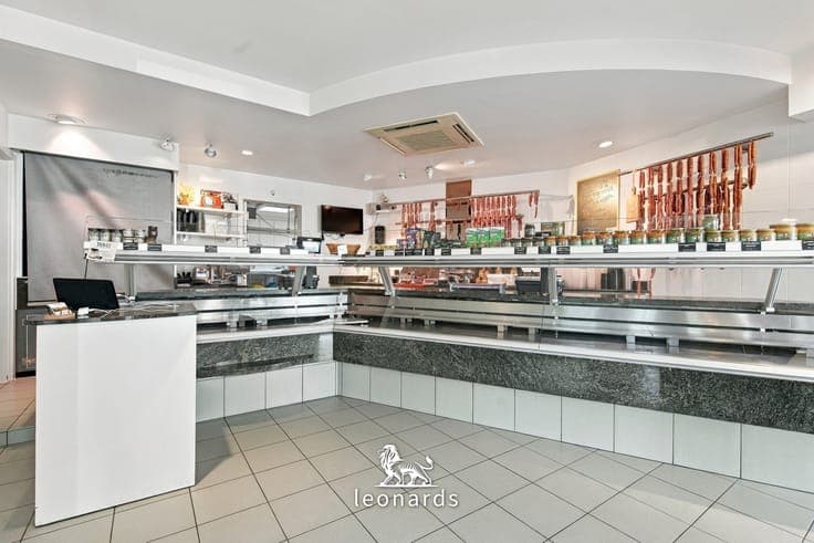 Commercial property with residence in central Deerlijk