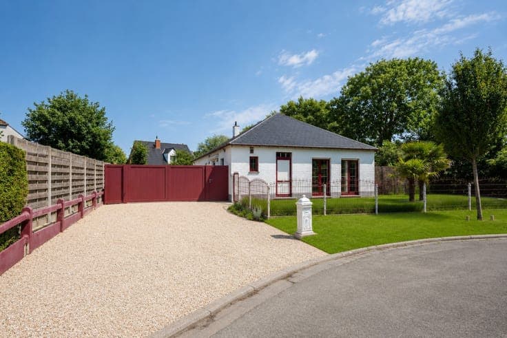 Elegant detached villa in an exceptional location close t...