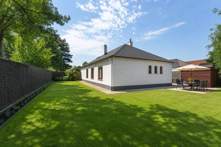 Elegant detached villa in an exceptional location close t...