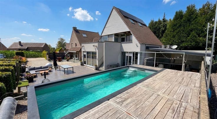 Exclusive domain for sale Ready-to-move-in private residence
