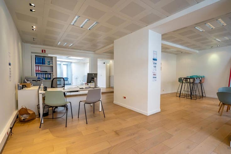 IMMEUBLE MIXTE AVEC REZ COMMERCIAL ET 3 APPART. AU CENTRE