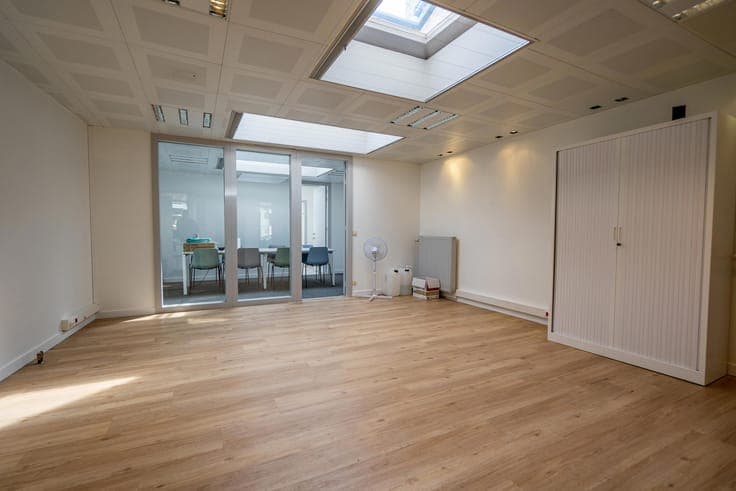 IMMEUBLE MIXTE AVEC REZ COMMERCIAL ET 3 APPART. AU CENTRE