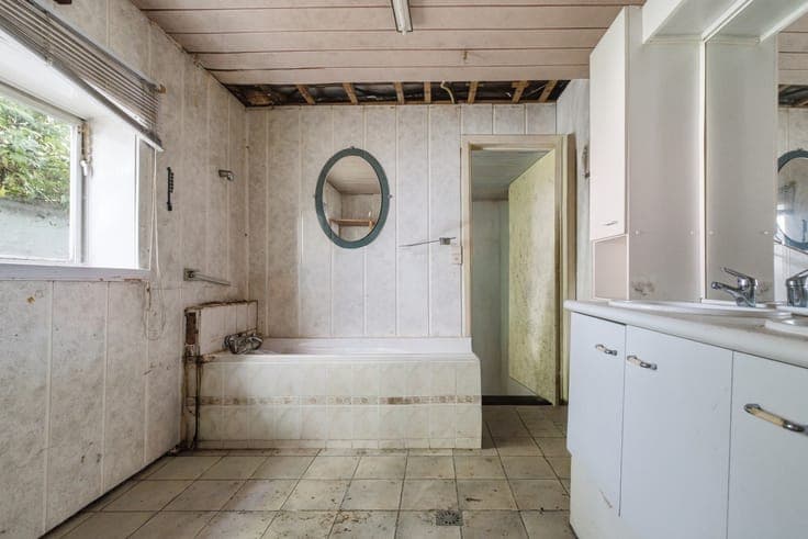 Te renoveren woning met ruime tuin en garage in het hart ...