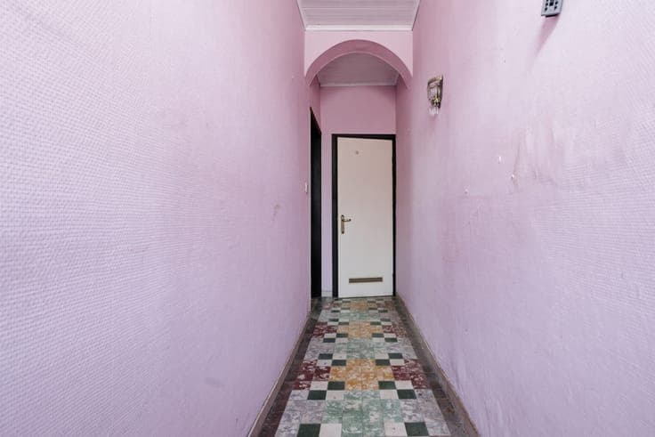 Te renoveren woning met ruime tuin en garage in het hart ...