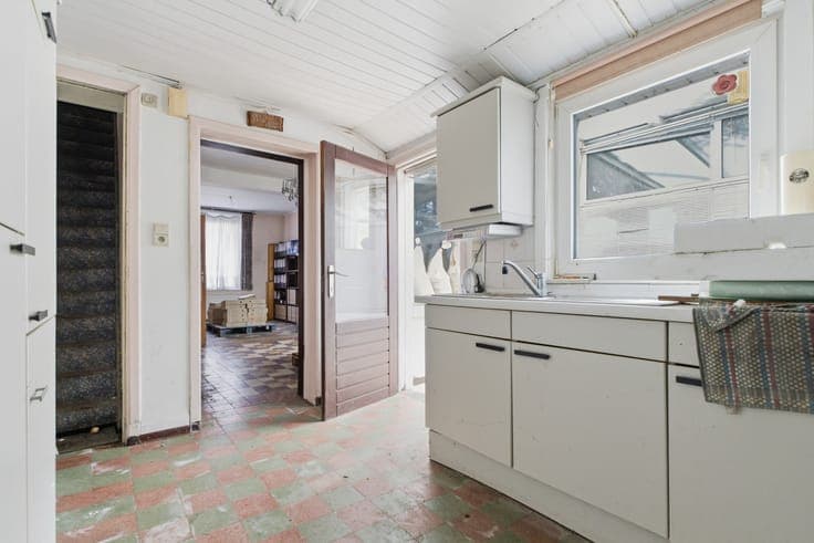 Te renoveren woning met ruime tuin en garage in het hart ...
