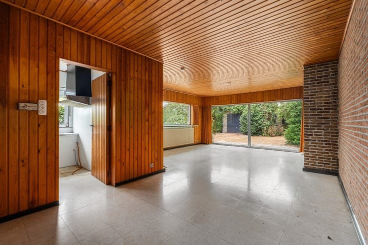 Ruime woning met 3 slaapkamers en garage op 443 m² in rus...
