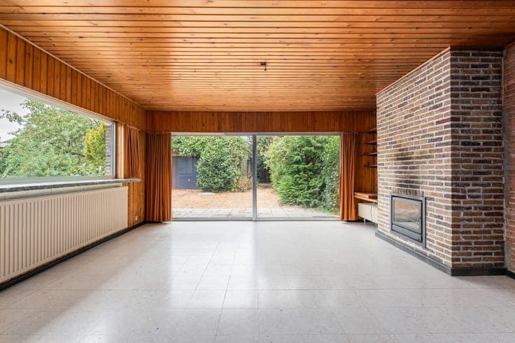 Ruime woning met 3 slaapkamers en garage op 443 m² in rus...
