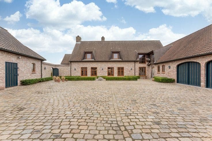 Authentic square farmhouse in the rural Oosterzele
