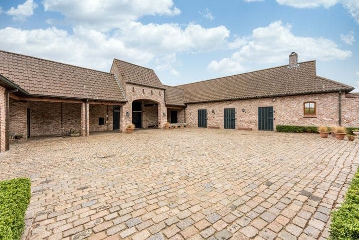 Authentic square farmhouse in the rural Oosterzele