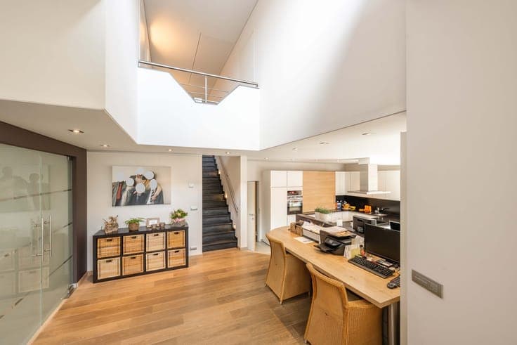 Ruime woning met praktijkruimte te Ruiselede.